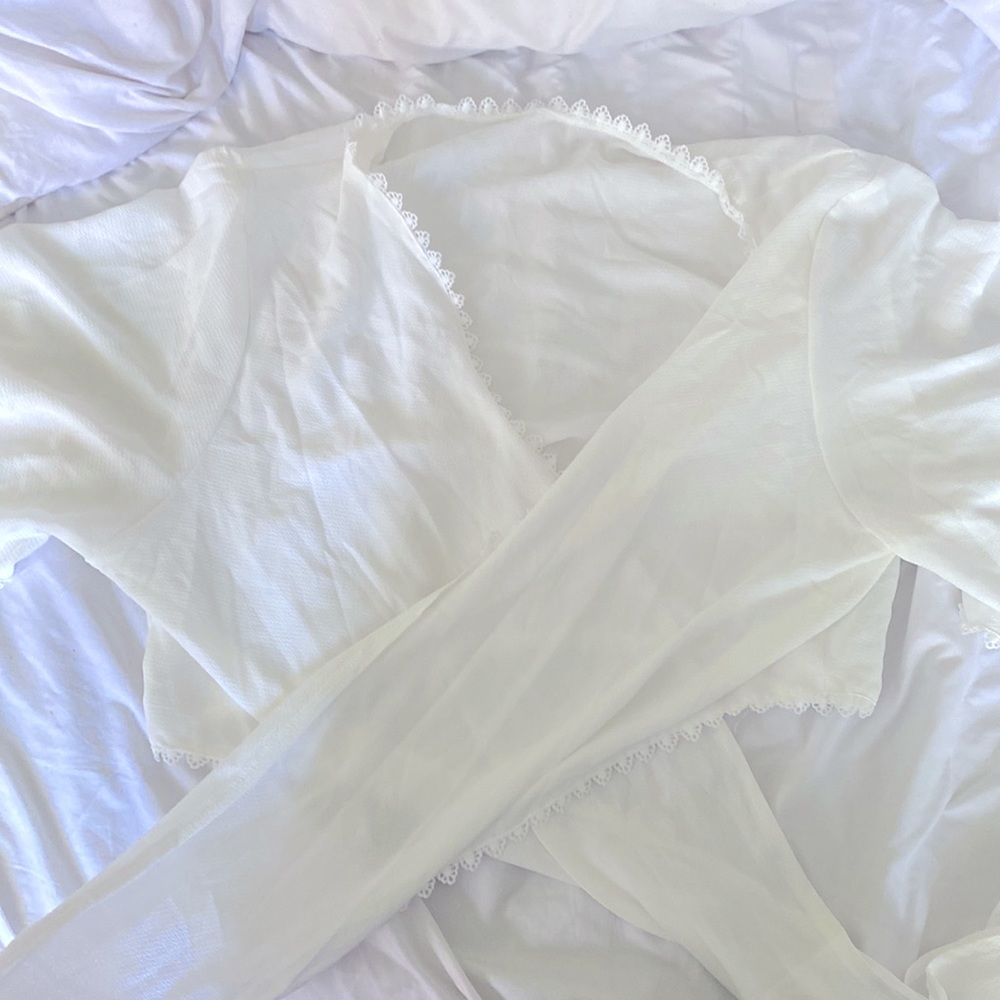 Unused summer ready, Thin, Semi-sheer, knot front, versatile white top